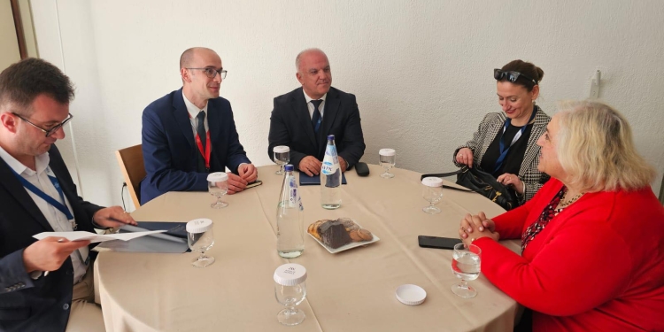 Ahmeti takon homologen greke në Forumin Ekonomik të Delfit: Theksohet rëndësia e bashkëpunimit Kosovë–Greqi