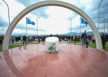 Presidentja Osmani përkujton Masakrën e Mejës: Njëra nga plagët më të thella të Kosovës