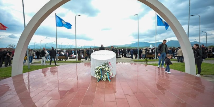 Presidentja Osmani përkujton Masakrën e Mejës: Njëra nga plagët më të thella të Kosovës