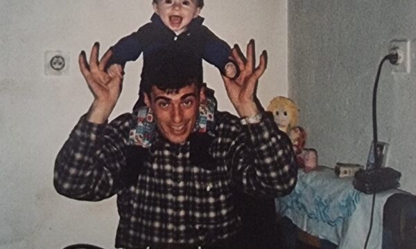 Vajza e të dhunuarit seksualisht nga policia serbe: Faleminderit që kurrë s’je dorëzuar, jam tepër krenare