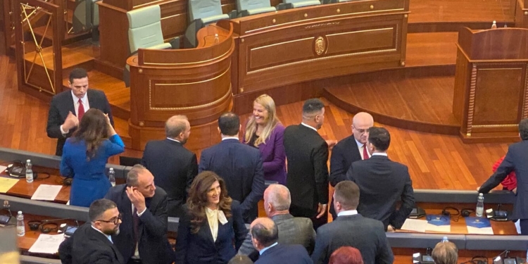 Kuvendi i Kosovës në pauzë 15-minutëshe, pas formimit të Komisionit për verifikim e mandateve