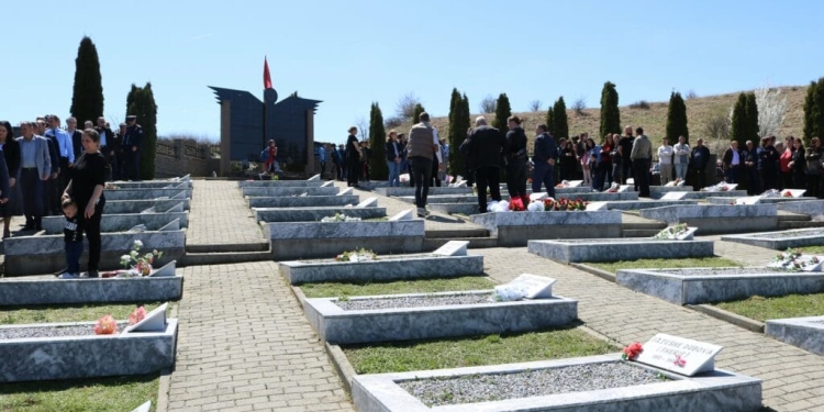 Presidentja Osmani përkujton përvjetorin e masakrës në Sllovi të Lipjanit