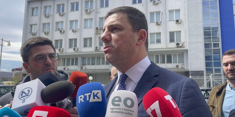 Deputetët e PDK-së arritën në Kuvend për t’u regjistruar