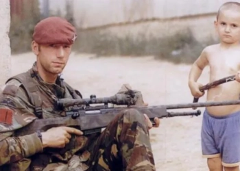 Viti 1999: Vogëlushi kosovar pozon me një “armë” pranë ushtarit britanik të KFOR-it