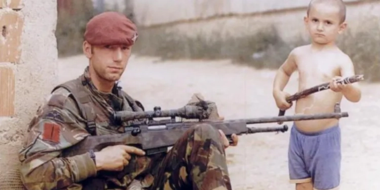 Viti 1999: Vogëlushi kosovar pozon me një “armë” pranë ushtarit britanik të KFOR-it