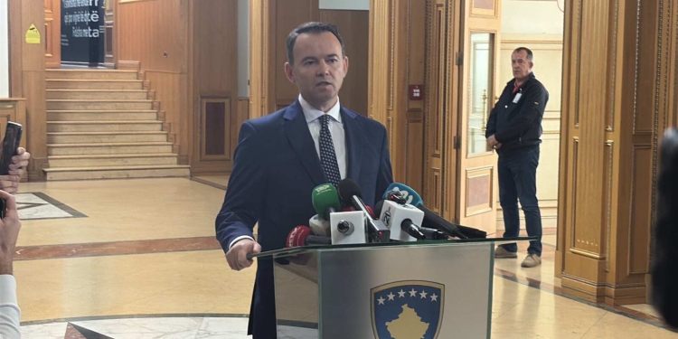 Peci i bën thirrje opozitës ta votojë kryeparlamentarin: S’ka zgjidhje tjetër