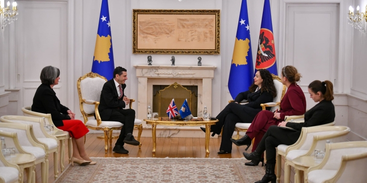Osmani pret në takim një delegacion nga Anglia, diskutohet marrëveshja në fushat e mbrojtjes dhe ekonomisë