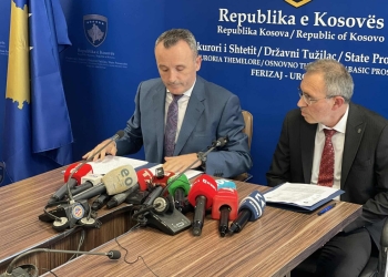 Dy të dyshuarit për vrasjen e policit Lika duken të rinj, me kapela, u larguan këmbë nga vendi i ngjarjes