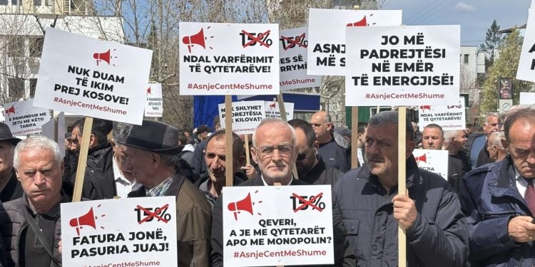 Protestë kundër shtrenjtimit të rrymës, kryemesazhi: Asnjë cent më shumë!