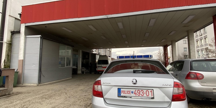 Aksidenti në Lubizhdë të Hasit, 11-vjeçari që u godit nga një veturë dërgohet në QKUK