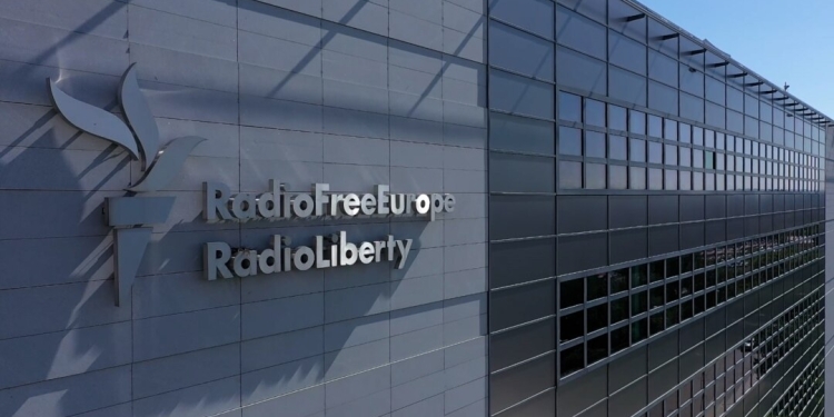 Gjykata urdhëron USAGM-in që t’ia ndajë Radios Evropa e lirë fondet për muajin prill