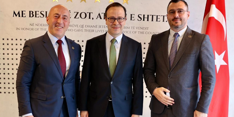 Haradinaj takon ambasadorin turk, flasin për zhvillimet në vend