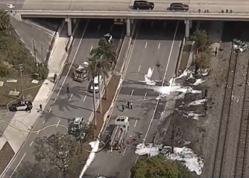 Florida, ShBA: Aeroplani përplaset në autostradë, vdesin tre persona