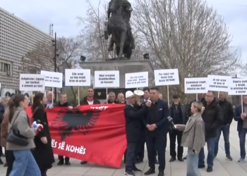 “Çarmatosni rrugët, armatosni shkollat me dije!”, protestë kundër dhunës dhe vrasjeve të fundit në Kosovë
