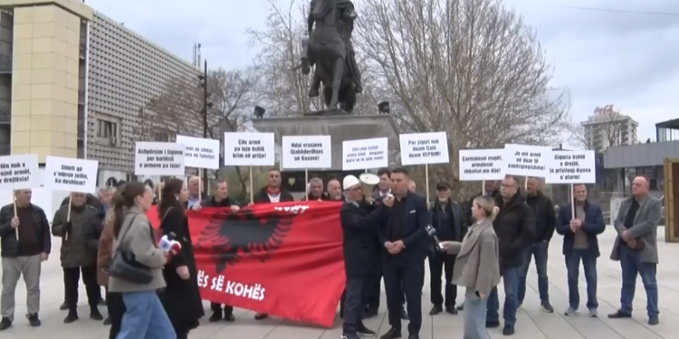 “Çarmatosni rrugët, armatosni shkollat me dije!”, protestë kundër dhunës dhe vrasjeve të fundit në Kosovë