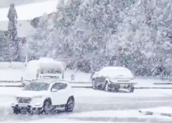 Në mes të prillit, kryeqyteti i Turqisë mbulohet nga bora
