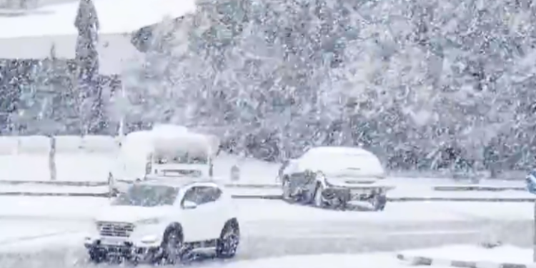 Në mes të prillit, kryeqyteti i Turqisë mbulohet nga bora