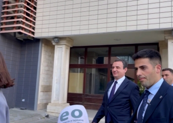 Kurti nuk përgjigjet pse kthehet në Kryeministri pas betimit si deputet