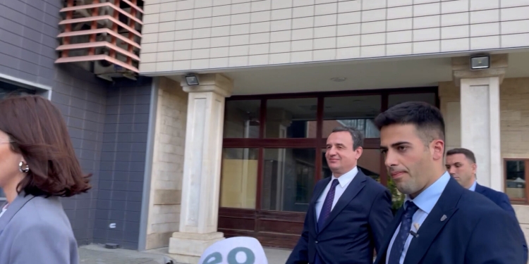 Kurti nuk përgjigjet pse kthehet në Kryeministri pas betimit si deputet