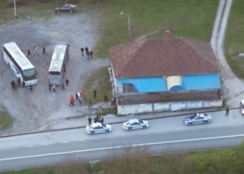 U tha se u nisën këmbë për në mitingun e Vuçiqit, pamja dëshmon se serbët nga Kosova po barten me autobus për në Beograd