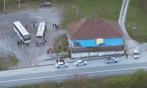 U tha se u nisën këmbë për në mitingun e Vuçiqit, pamja dëshmon se serbët nga Kosova po barten me autobus për në Beograd