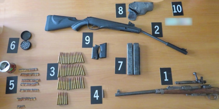 Konfiskohen armë zjarri dhe municion tek shtëpia e një personi në Kamenicë