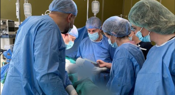 Në QKUK u krye një operacion i rrallë, zgjati më shumë se pesë orë