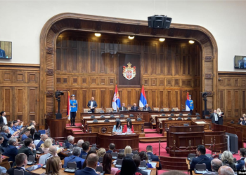 Kandidati për ministër në Serbi dogji flamurin e BE-së,  brohoriste: “Serbia dhe Rusia – nuk na duhet BE!”