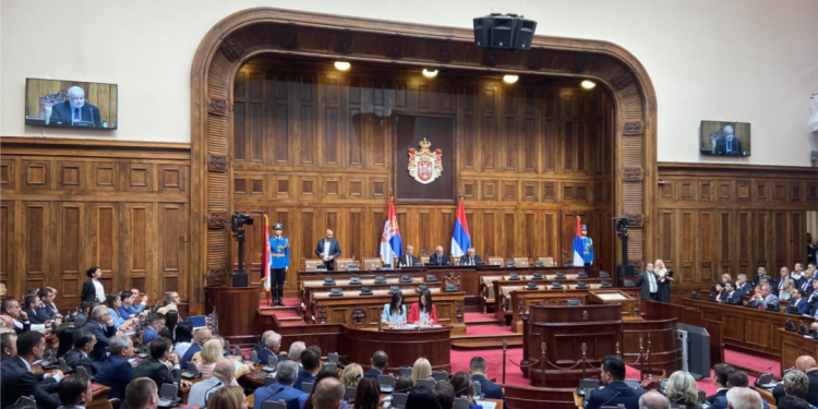 Kandidati për ministër në Serbi dogji flamurin e BE-së, brohoriste: “Serbia dhe Rusia – nuk na duhet BE!”