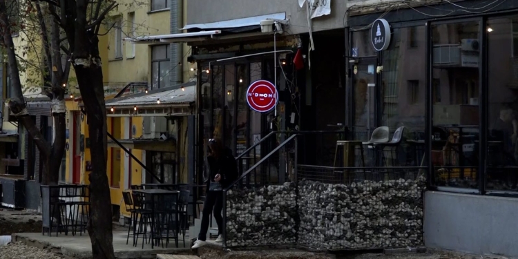 Hiqen tarracat e kafeneve, krijohet hapësirë për qytetarët e Prishtinës