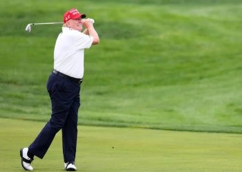 Teksa lufta tregtare përshkallëzon prej tarifave të vendosura prej tij, Trump luan golf me shokët në Florida