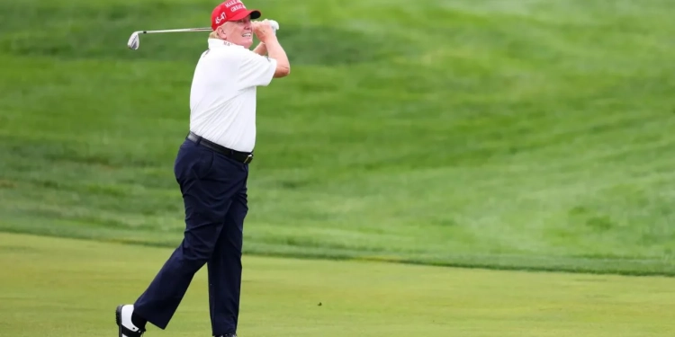 Teksa lufta tregtare përshkallëzon prej tarifave të vendosura prej tij, Trump luan golf me shokët në Florida