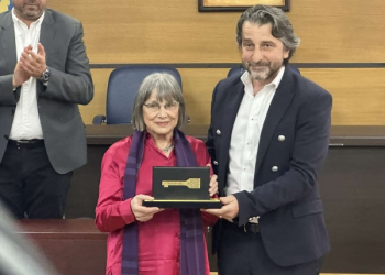 ​Natasha Kandiq nderohet me Çelësin e Qytetit të Prishtinës