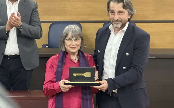 ​Natasha Kandiq nderohet me Çelësin e Qytetit të Prishtinës