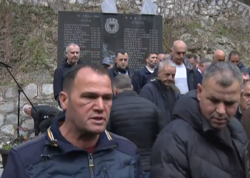 Një veteran i luftës fyen kryeministrin Kurti në homazhet në Rakoc të Kaçanikut