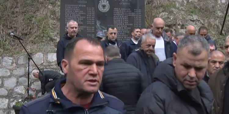 Një veteran i luftës fyen kryeministrin Kurti në homazhet në Rakoc të Kaçanikut