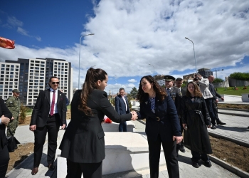 Presidentja Osmani vendosi kurorë lulesh në nderim të dëshmorëve në varrezat në Velani
