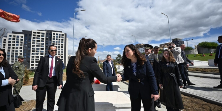 Presidentja Osmani vendosi kurorë lulesh në nderim të dëshmorëve në varrezat në Velani