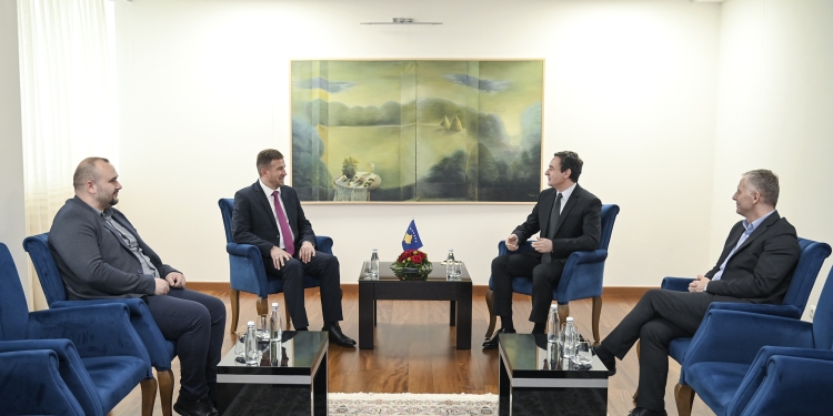 Kurti takoi deputetin e zgjedhur nga radhët e komunitetit boshnjak, Rasim Demiri (Koalicioni Vakat)