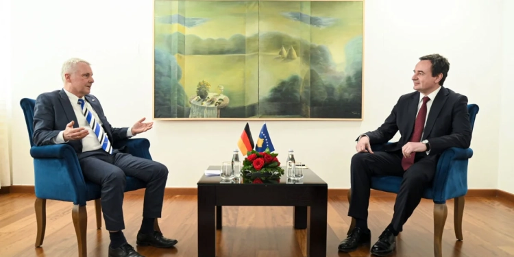 Kurti pret në takim ambasadorin Jörn Rohde, flasin për krijimin e qeverisë e heqjen e masave