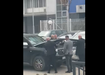 Prishet një veturë qeveritare, Behrami ironizon: Kryeministrit s’po i ecë, as me koalicione, as me kerre