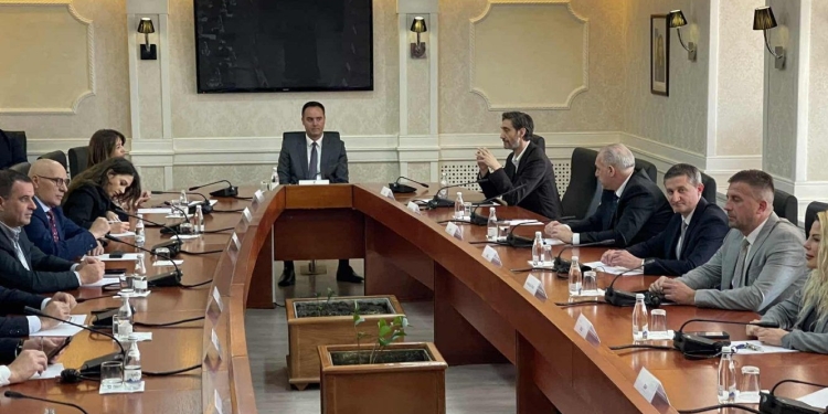 AAK pas takimit me Konjufcën: Dikush po punon që të bëhet llugë e vendit të shkojë në zgjedhje të reja