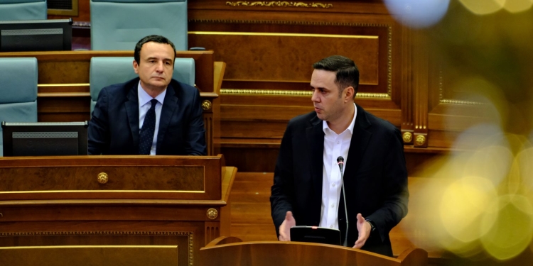 Abdixhiku: Kurti e ministrat s’mund të zënë ulëse në Kuvend pa dhënë dorëheqje