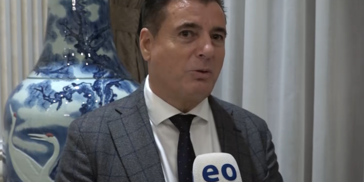 Agim Bahtiri për duartrokitjen në Kuvend: E përgëzova opozitën për autogolin që ia bënë vetes