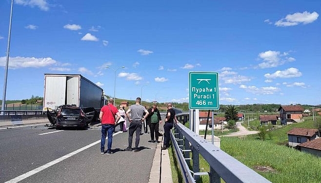 Aksident i rëndë në BeH: Vdes deputeti, gruaja dhe fëmija i tyre i mitur