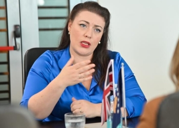 Deputetja britanike mirëpret kërkesën e PE-së për heqjen e masave të BE-së ndaj Kosovës