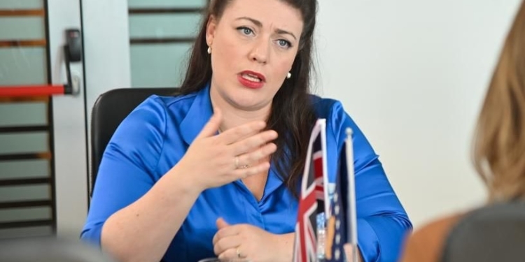 Deputetja britanike mirëpret kërkesën e PE-së për heqjen e masave të BE-së ndaj Kosovës