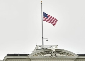 Trump urdhëron që flamujt amerikanë të ulen në gjysmështizë pas vdekjes së Papa Françeskut