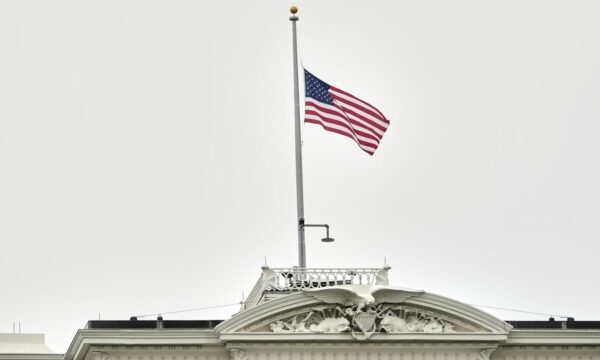 Trump urdhëron që flamujt amerikanë të ulen në gjysmështizë pas vdekjes së Papa Françeskut