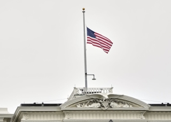 Në nder të Papës, flamujt në SHBA në gjysmë shtizë me urdhër të Trump